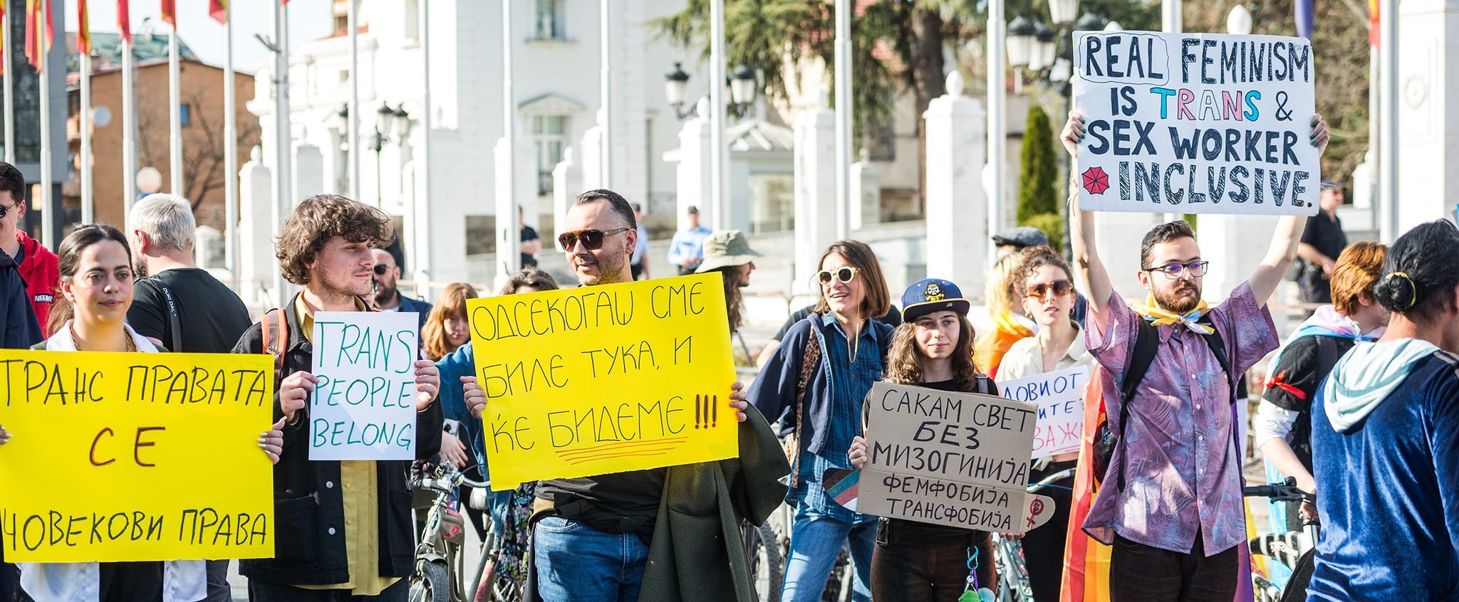 Европската комисија за расизам и нетолеранција побара властите јасно да ги регулираат условите и процедурите за правно признавање на родот во согласност со судската пракса на ЕСЧП
